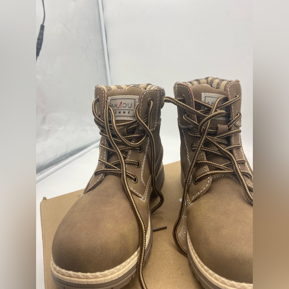 Woman’s hiking snow winter boots, new no box , thermoplastic sole , comfy - Picture 3 of 4